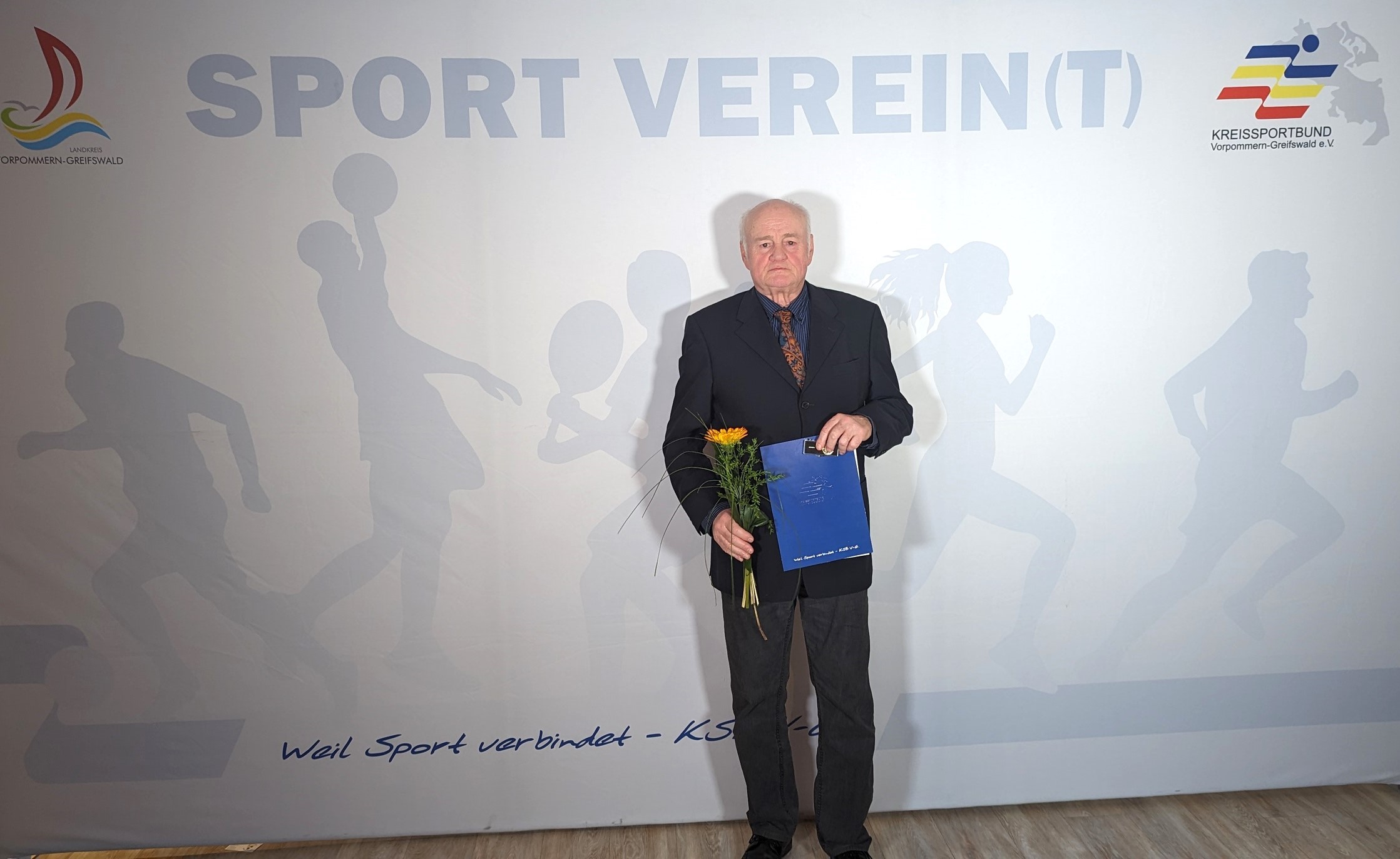 Joachim Heinemann mit der Ehrennadel in Gold geehrt